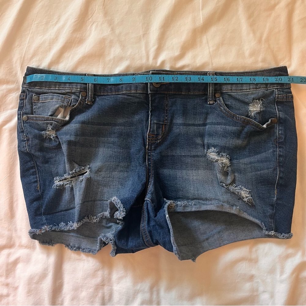 Torrid Medium Wash Distressed Blue Denim Shorts - 18 - Picture 5 of 12